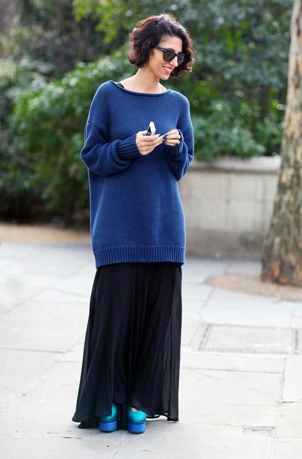 phil-oh-for-vogue-magazine-london-fashion-week-street-style-yasmin-sewell-ediotr-style-oversized-blue-knit-sweater-long-black-maxi-skirt-color-block-aqua-acne-alice-platform-heels