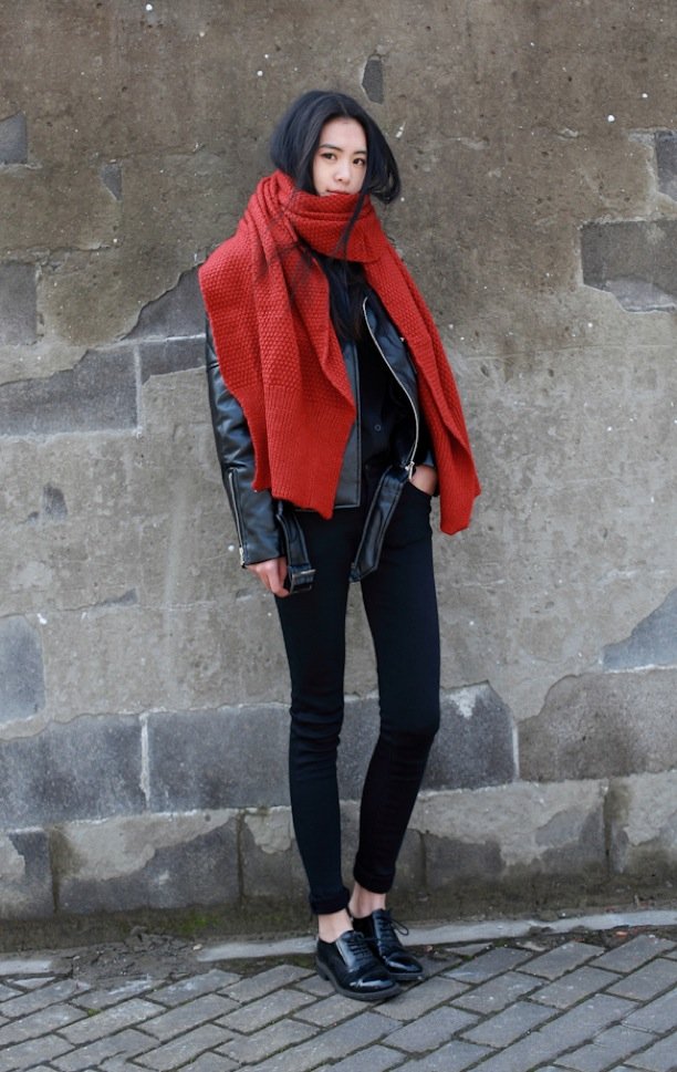 STREET-STYLE-STATEMENT-SCARF-HONEYCOMB-OVERSIZED-LARGE-RED-SCARF-LEATHER-MOTO-JACKET-SKINNY-BLACK-PANTS-BUTTON-DOWN-SHIRT-PATENT-LEATHER-OXFORDS-VIA-HE-KILLED-MY-EGO-BALMAINTOKTZZ-TUMBLR